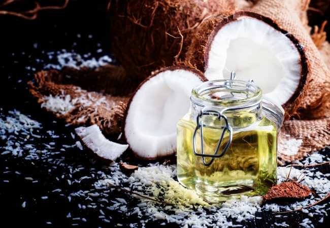 Aceite tropical nutritivo hecho de coco para relajación con aromaterapia y masaje.